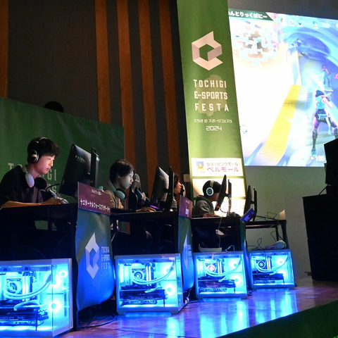 とちぎeスポーツフェスタ2024のPC対戦席とステージ